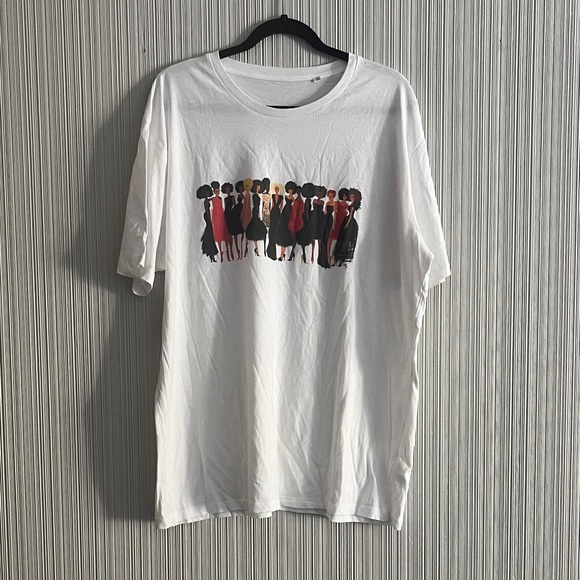 Plus size graphic tee - Picture 1 of 4